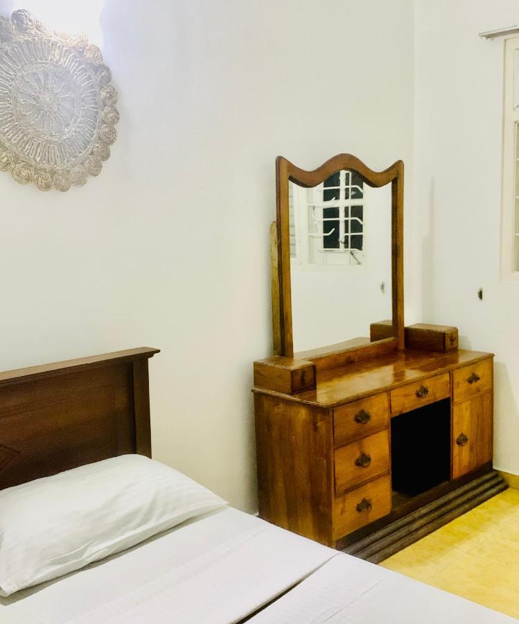 Dreamy Surf House Hotel Weligama Ngoại thất bức ảnh