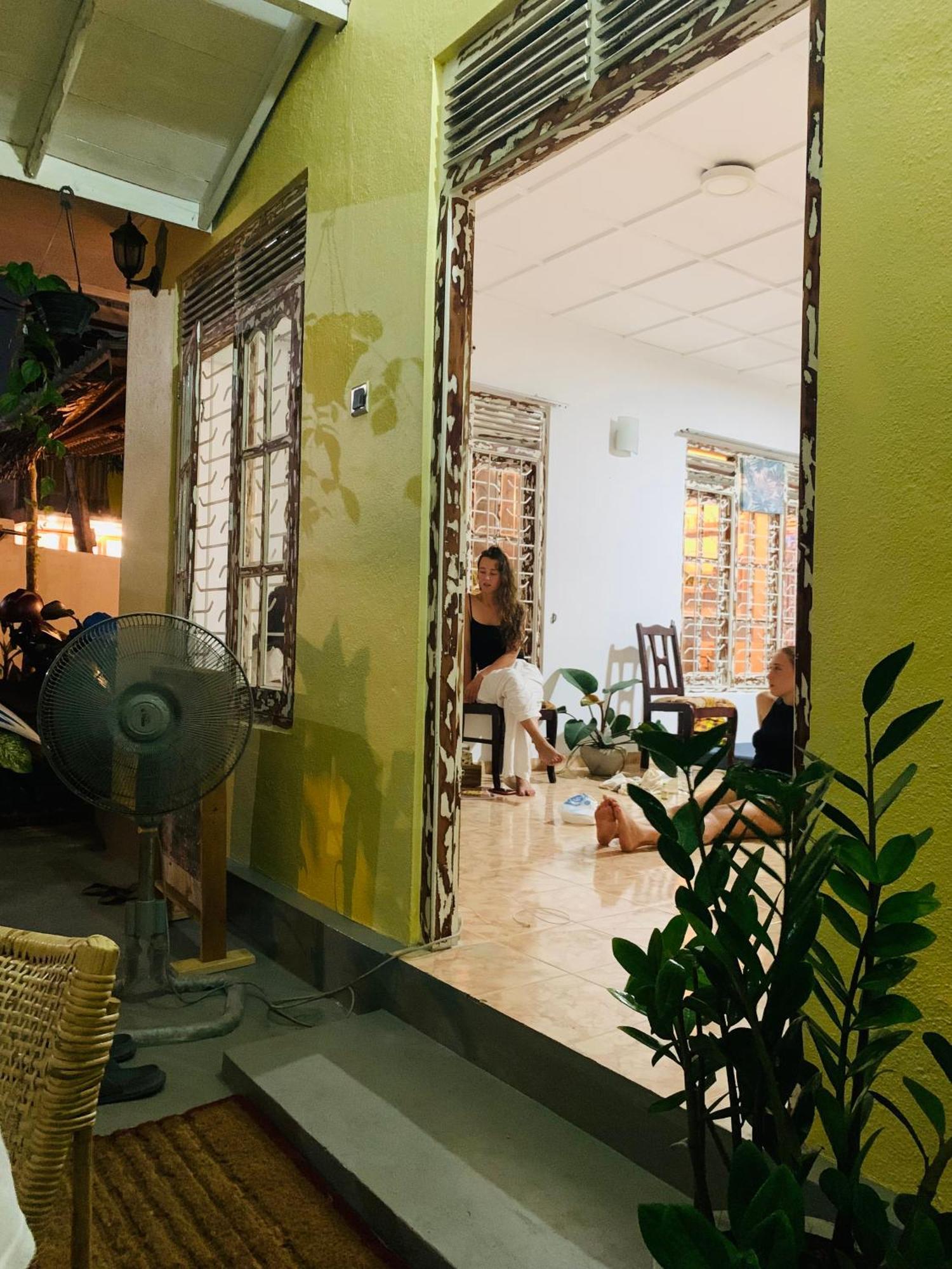 Dreamy Surf House Hotel Weligama Ngoại thất bức ảnh