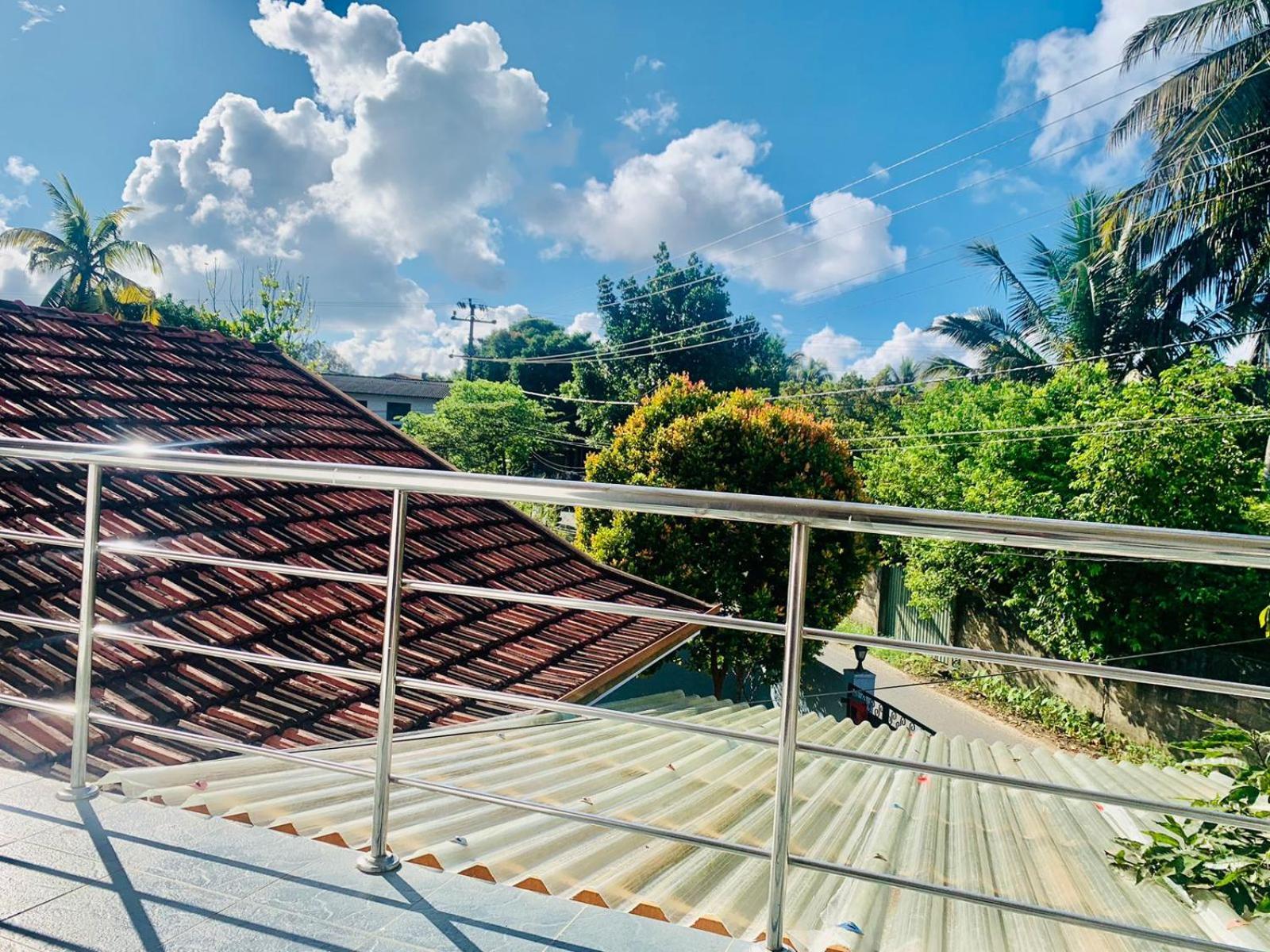 Dreamy Surf House Hotel Weligama Ngoại thất bức ảnh
