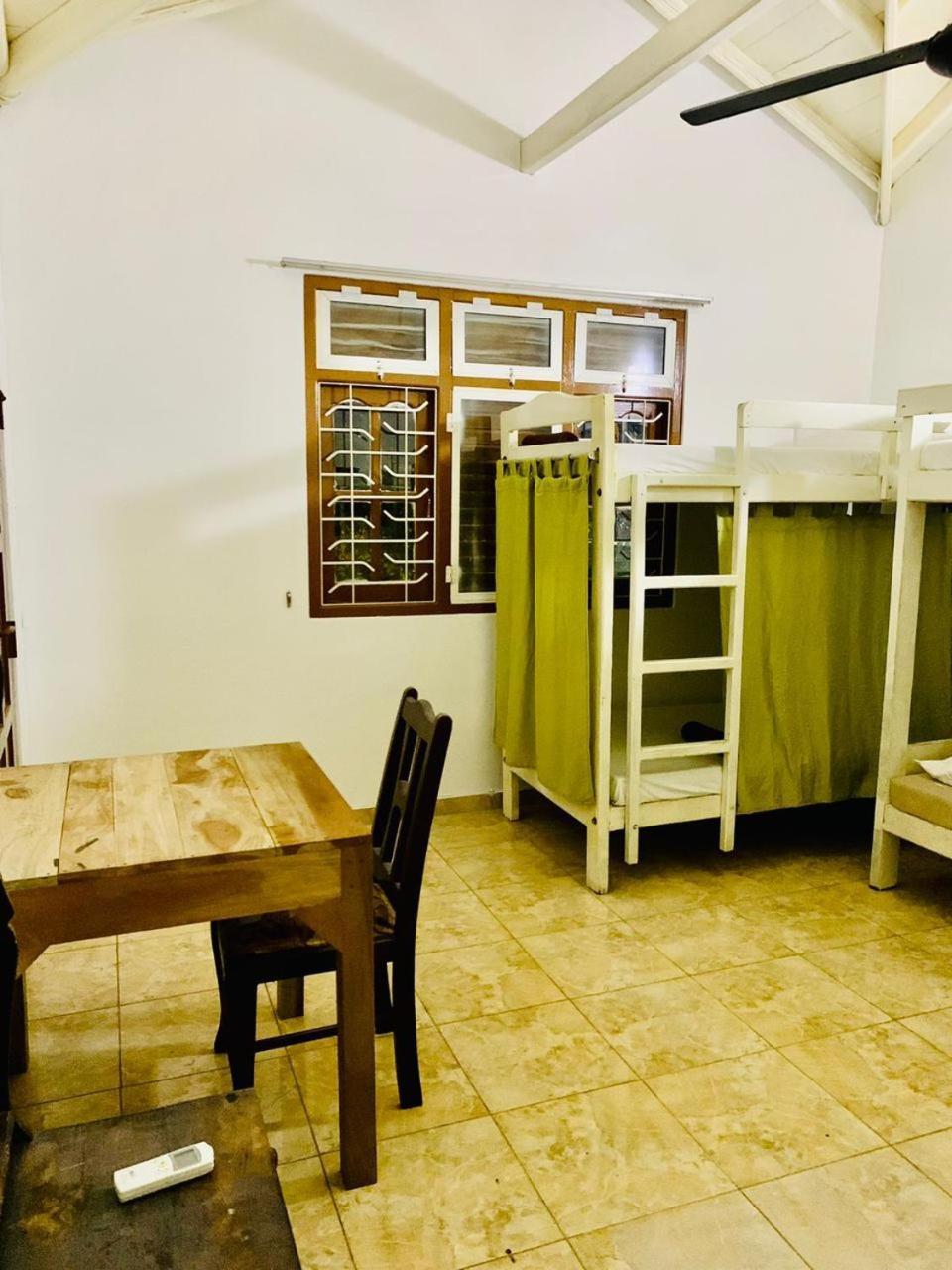 Dreamy Surf House Hotel Weligama Ngoại thất bức ảnh